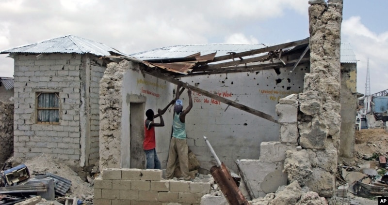 Somalis in Bondhere district of Mogadishu construct their house, which they fled three years ago during fighting between Somali troops and al-Shabaab fighters, September 8, 2011.