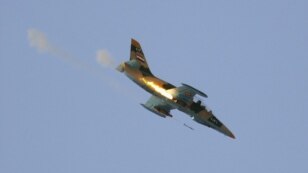 یک جنگنده نیروهای هوایی سوریه در حال شلیک راکت به روستایی در شمال حلب 