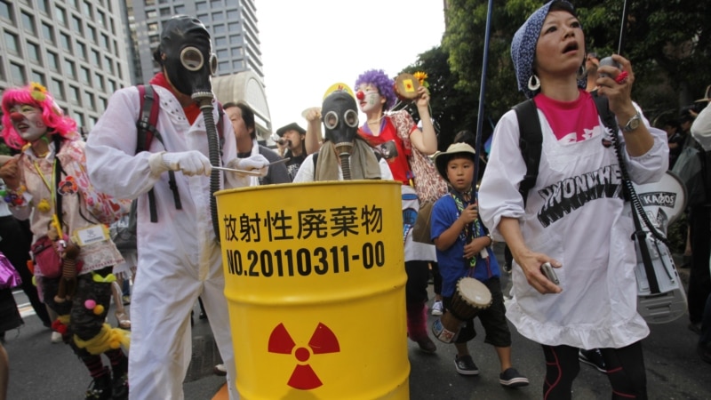 Япония: тысячи демонстрантов требуют запретить атомные электростанции
