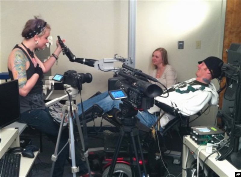 University Pittsburgh Medical Center (UPMC) memperlihatkan penelitian terhadap penggunaan sensor yang dapat menggerakkan lengan robot untuk membantu penderita lumpuh (foto: dok).