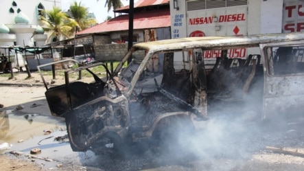 Gari lililotiwa moto na wanaharakati mjini Mombasa baada ya kuuliwa Imam Aboud Rogo Mohammed was killed in Mombasa, Kenya, Aug. 27, 2012.  