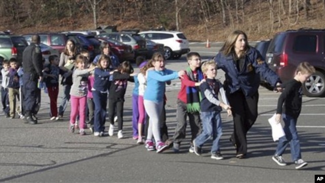 Anak-anak SD Sandy Hook di Newtown, Connecticut dibawa ke tempat aman oleh polisi setelah terjadi penembakan Jumat pagi