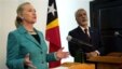 美国国务卿希拉里克林顿(左)于9月6日访问东帝汶时发表讲话