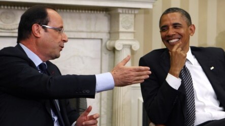 Los presidentes de Francia, Francois Hollande, y de Estados Unidos, Barack Obama conversan animadamente en la Casa Blanca.