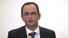 Qeveria dhe opozita këmbejnë ftesa pa dialog
