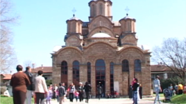 Policia e Kosovës ndihmon serbët të hyjnë në kishë