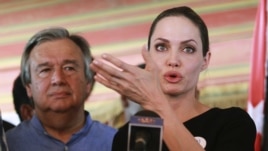 Angelina Jolie pranë refugjatëve në Jordani