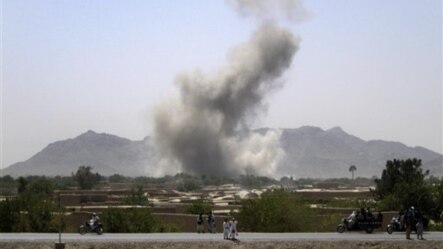 Asap mengepul setelah serangan udara NATO di selatan wilayah Senjeray, profinsi Kandahar (Foto: dok). Serangan udara NATO di distrik Gerda Serai, provinsi Paktia baru-baru ini menewaskan sebuah keluarga beranggotakan delapan orang. 