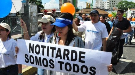 Con pancartas, pitos, cantos y globos, lectores, periodistas y sociedad civil manifestaron su apoyo al diario Notitarde en Valencia, Venezuela [Foto: Facebook Notitarde]