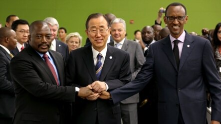 Katibu mkuu wa UM Ban Ki-Moon akiwashikisha mkono o Joseph Kabila Kabange, wa Congo kushoto rais wa  Rwanda Paul Kagame kwenye kikao cha 67 cha UM,  Sept. 27,