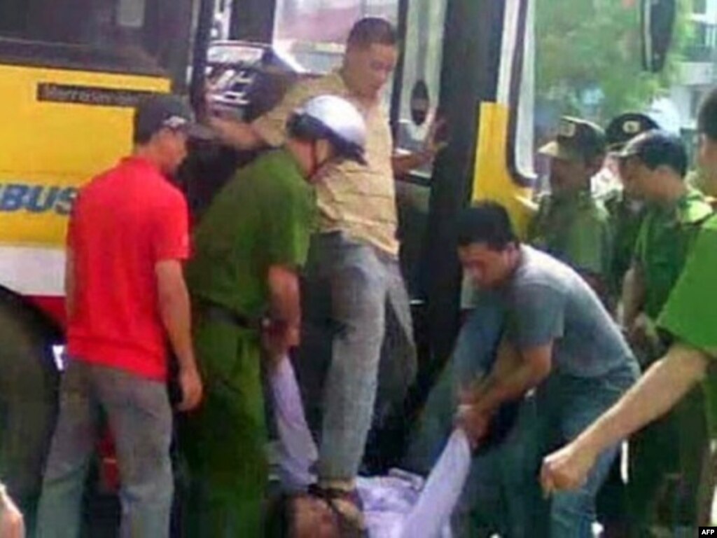Bức ảnh trích từ video viên đại úy công an Minh đạp giày vào mặt anh Nguyễn Chí Đức, ngày 17/7/2011.