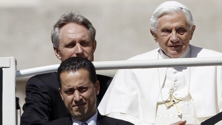 Pelayan Paus, Paolo Gabriele (bawah kiri) tiba bersama Paus Benediktus XVI di Basilika Santo Petrus Vatikan (23/5).