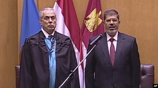 http://gdb.voanews.eu/9BCC7E8F-120C-4D0D-94AF-DA8A0D4BADAD_w640_r1_s_cx5_cy4_cw94.jpg