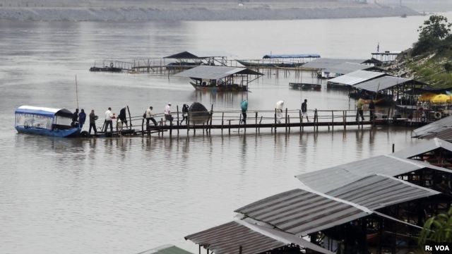 http://gdb.voanews.eu/B50A006D-9EF5-4413-9484-ECCFEE819426_w640_r1_s.jpg