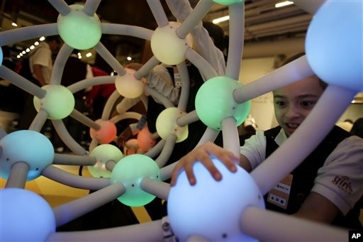 Faith Guzman, 7, mencoba tampilan interaktif di Museum Nasional Matematika di New York. (AP/Seth Wenig)