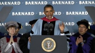 Presiden Obama di kampus Barnard, perguruan tinggi khusus perempuan yang merupakan bagian dari Universitas Columbia itu, berpidato untuk menyemangati para lulusan dan memberikan pengamatan yang tajam mengenai iklim ekonomi dan politik di Amerika (14/5/201