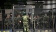 9月19日在日本驻上海领事馆前，中国的武警在安置钢栅栏