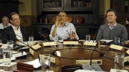 El presidente Obama junto al mandatario francés, Francois Hollande, (izq.), y el primer ministro británico, David Cameron (der.)