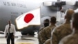 美国国防部长帕内塔(左)9月17日听取美国驻日本横田基地的美军人员提问。日本是帕内塔亚太三国之行的第一站。