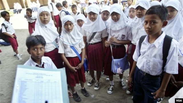 Beban pelajaran di sekolah dasar dianggap terlalu membebani murid sehingga pemerintah berencana menghapuskan pelajaran Bahasa Inggris. (Foto: Dok)